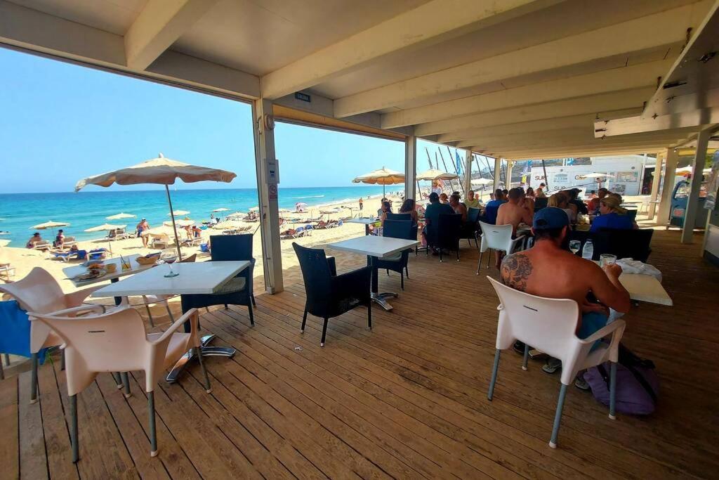 Amplio Apartamento En La Playa Del Esquinzo Jandia  Экстерьер фото